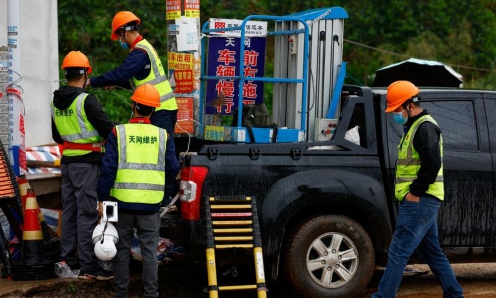 Chinese search for second black box from crashed jet.